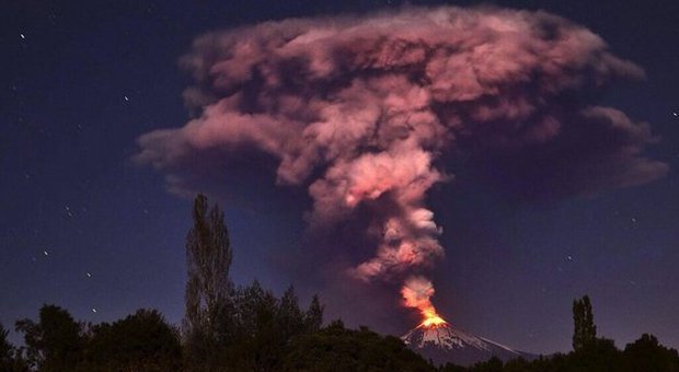 Cile, spettacolare eruzione del vulcano Villarrica ma è allarme rosso: evacuate migliaia di persone