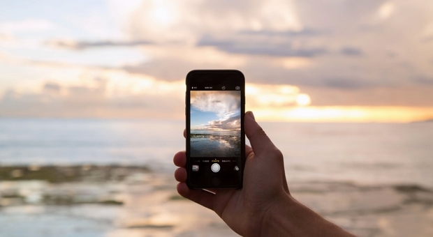 Vacanze con lo smartphone, come evitare paranoie e maleducazione in spiaggia