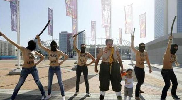La protesta Femen prima della finale, a seno nudo contro Lukashenko