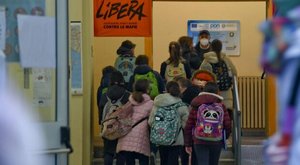 Nuove regole scuola, è caos: assenze record tra i bimbi a Napoli