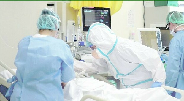 OSPEDALE COVID Medici e infermieri attorno a un malato