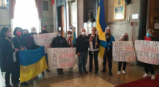 La protesta a Pescara. Un ucraino da Teramo: «Mi sorella vive a Odessa con due figli, sentono le bombe. Ho litigato con i parenti russi, stanno con Putin»