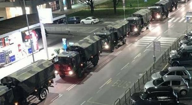 Bergamo, i camion dell'esercito attraversano il cuore della città con le bare dei morti per l'epidemia