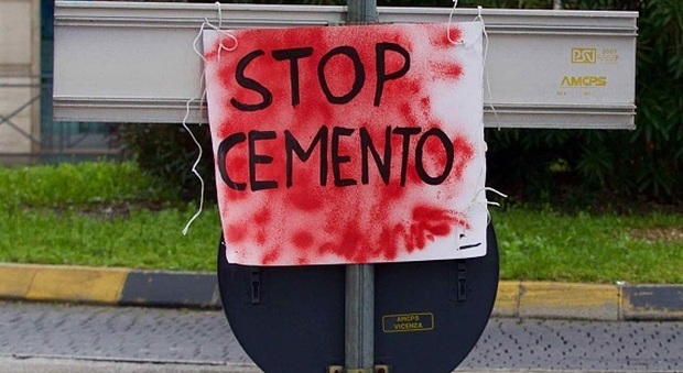 Il quartiere dei Pomari è tappezzato di cartelli contro il cemento