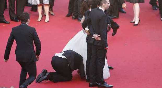 Sbircia sotto il vestito di America Ferrera sul red carpet di Cannes: bloccato