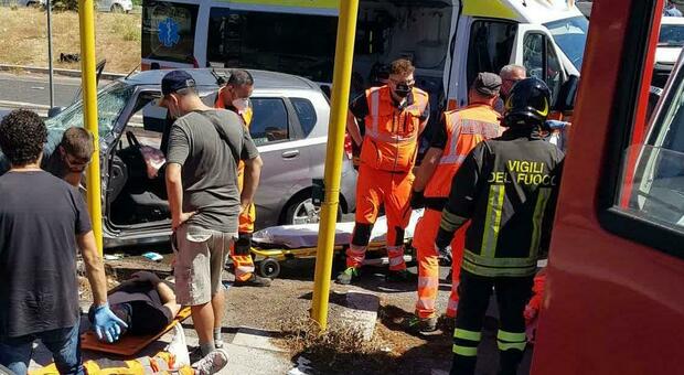 Roma, scontro fra un'auto e un'ambulanza: tre feriti in codice rosso