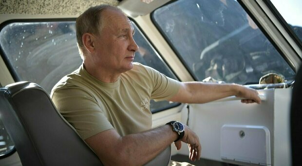 Putin e il terrore dell'aereo, addio ai viaggi sul suo Air Force. «Si muove solo su un treno corazzato»