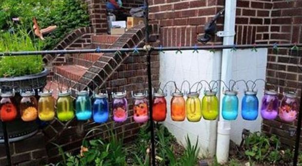 Decora giardino con barattoli colorati, i vicini le lasciano un incredibile biglietto di minacce