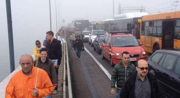 Tir senza freni in testacoda: Ponte della Libertà bloccato per ore
