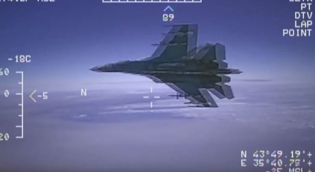 Caccia russo sfreccia a due metri da aereo da ricognizione Usa