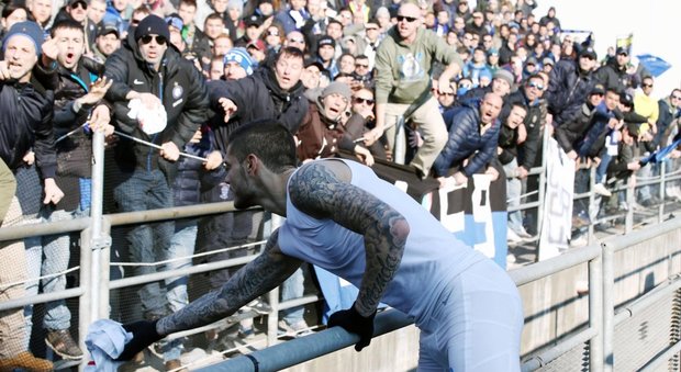"Togliti la fascia pagliaccio": la Curva Nord dell'Inter contro Icardi