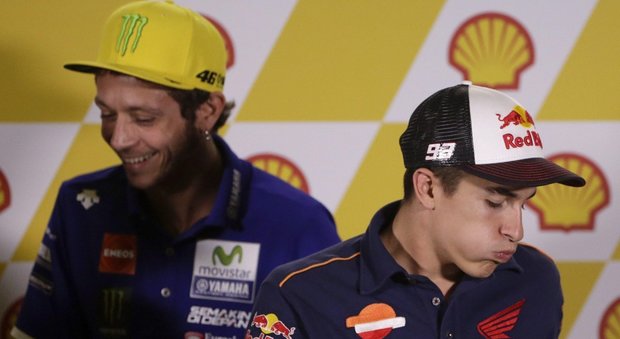 Sepang un anno dopo: stretta di mano Rossi-Marquez