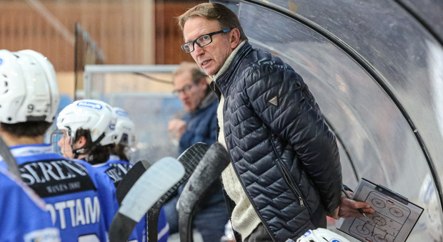 Ivo Machacka, allenatore della Sportivi Ghiaccio Cortina che partecipa alla Alps hockey league