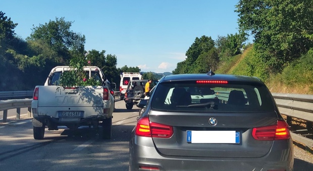 Incidente sulla Valcesano a Trecastelli: strada chiusa in entrambe le direzioni e traffico in tilt