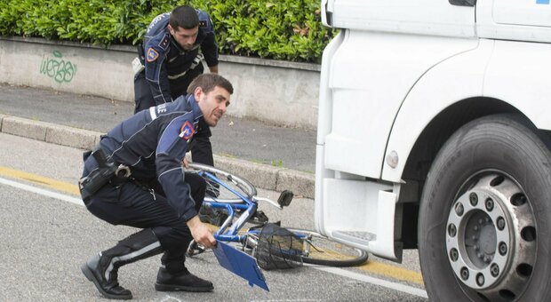Milano, ciclista investito da un camion: morto poco dopo il trasporto in ospedale