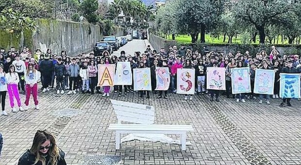 Alessandro vittima dei bulli, suicida a 13 anni a Gragnano: indagata anche la fidanzatina
