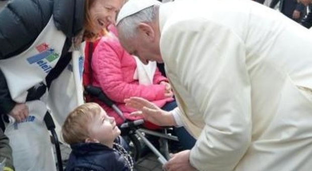 Bambino con malattia rara al Papa: «Perché Gesù è finito sulla croce?»