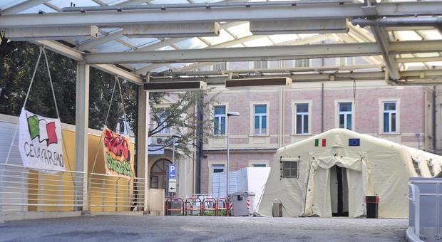 Pesaro, reparti di rianimazione quasi pieni: tornano le tende nel parcheggio dell'ospedale