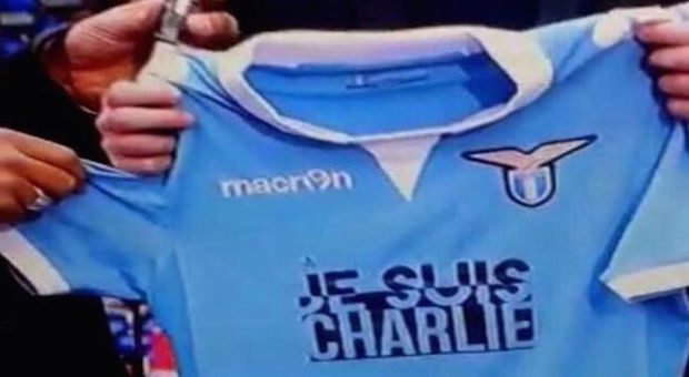 La Lazio scende in campo contro il terrore: «Je suis Charlie» scritto sulla maglia