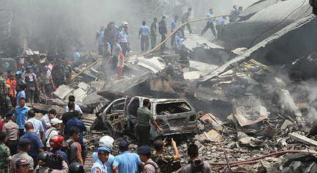 Indonesia, aereo militare precipita sulle case: almeno 30 morti