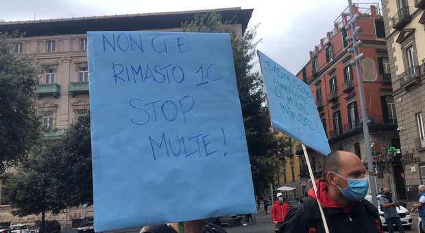 Multe pazze a Napoli, i cittadini scendono in piazza: «Il Comune le annulli subito»