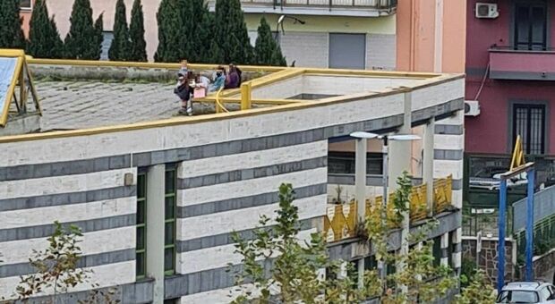 Napoli, ragazzini sul tetto della struttura fatiscente: degrado e pericoli a Barra