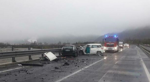 Incidente in Friuli, tre morti in uno scontro frontale sulla Statale Carnica: forte pioggia al momento dello schianto