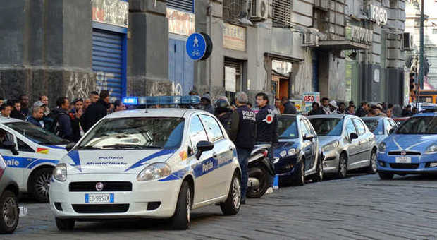 Napoli, ancora tensione a Porta Nolana tra forze dell'ordine e ambulanti| Foto