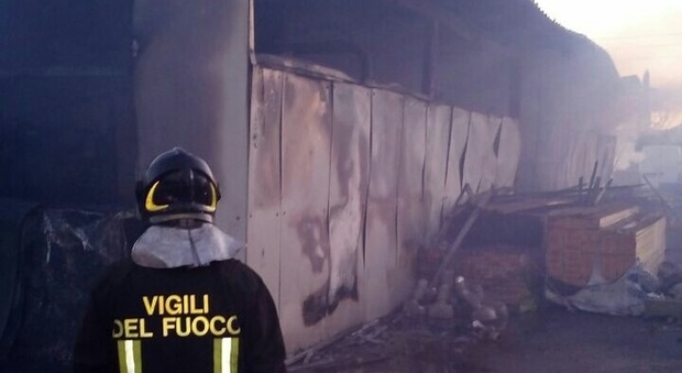 Incendio nella notte, distrutto dal fuoco negozio con mobili e cucine in esposizione