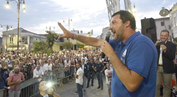Salvini: studiamo reintroduzione servizio militare. La capotreno dei rom? Da premiare