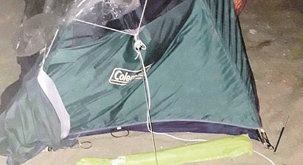 Civitanova, i bagnanti lanciano l'allarme: sequestrata la tenda covo di tossici e sbandati