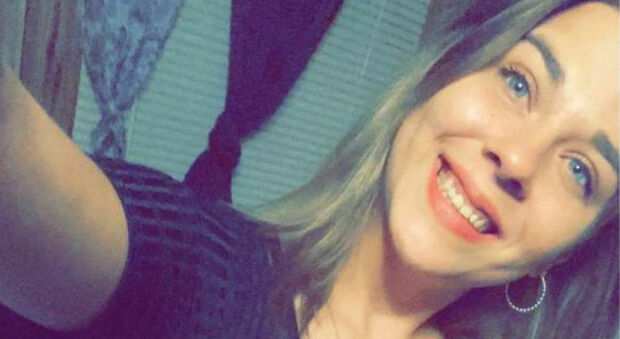 Mamma di 22 anni chiama la polizia: «Aiuto, ho paura», ma la arrestano per procurato allarme. Trovata morta pochi giorni dopo