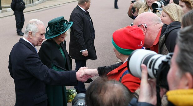 Re Carlo e Camilla a Windsor per la messa di Pasqua: «È la dimostrazione che sta sopportando bene le cure»