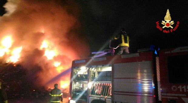 Incendio a Cisterna in una ditta di recupero rottami, vigili del fuoco al lavoro da sei ore