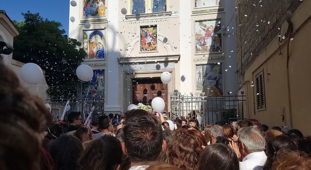 Palloncini e petali bianchi per l'ultimo addio a Valentina