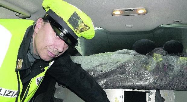 Quasi 35 chili di hashish nell'auto Arrestata una coppia lombarda