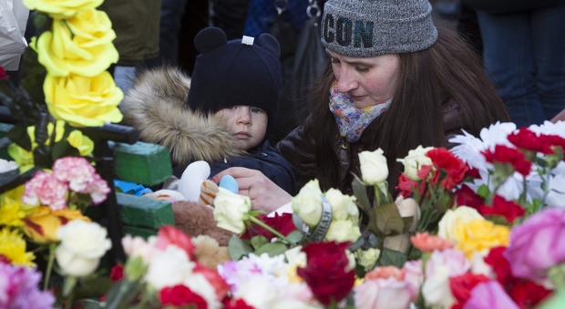 Rogo choc in Russia: "64 morti, molti bambini". Fiori e peluche davanti al centro commerciale