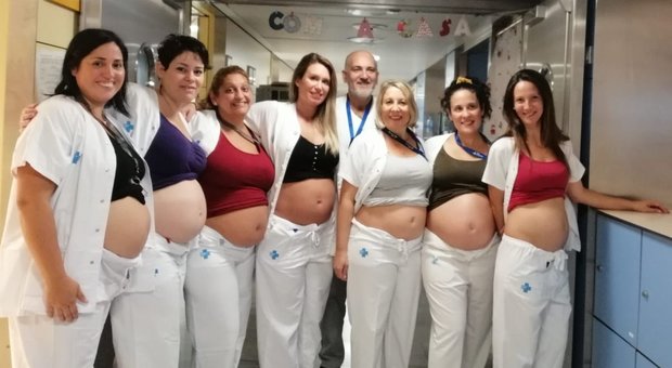 La foto virale di 7 infermiere con il pancione in un ospedale pediatrico