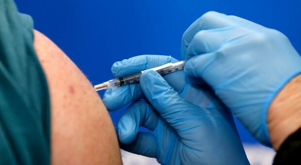 Vaccino, Scaccabarozzi: «Potremmo avere le dosi per tutti in estate»
