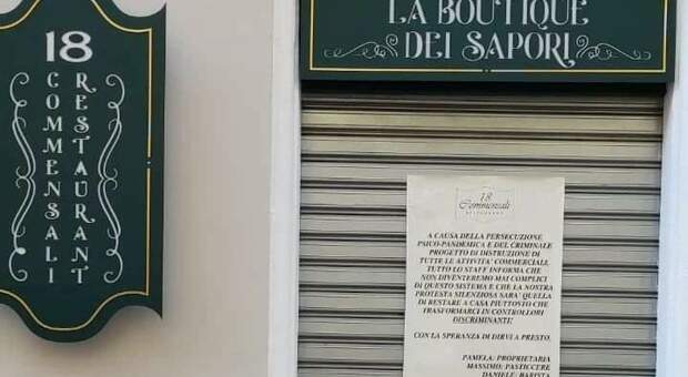 Taranto, il ristorante chiude per il green pass. Il cartello dello staff: "Mai complici"