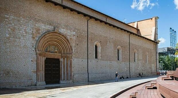 Basilica di Santa Maria di Collemaggio, la gradinata antistante la Porta Santa porta la firma di una ditta di Bari