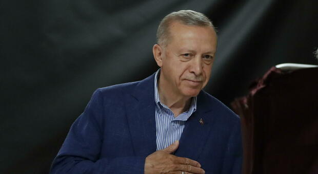 Erdogan vince le elezioni e si conferma presidente della Turchia: il ritratto del premier che tratta con tutti