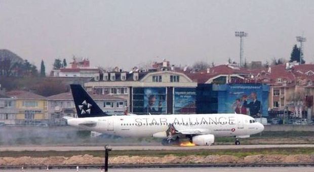 Istanbul, volo Turkish airlines proveniente da Milano costretto ad atterraggio d'emergenza: prende fuoco un motore