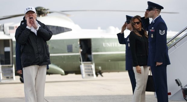 Uragano, Melania e Donald Trump in missione in Florida: con lo stesso look