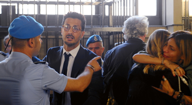 Lo sfogo di Corona in tribunale: "Io pago le tasse dal carcere, Formigoni è libero"
