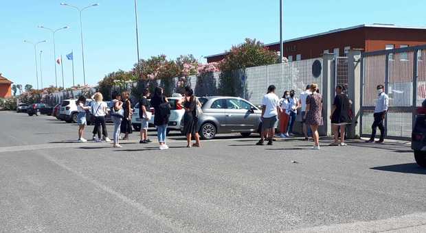 Gli studenti in attesa all'esterno della motorizzazione di Latina