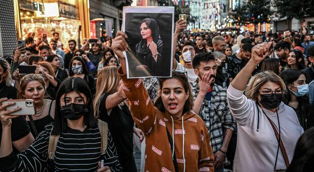 Iran, cosa c'è dietro i 100 arresti eseguiti per l'avvelenamento delle studentesse? Gli scienziati stanno analizzando il caso