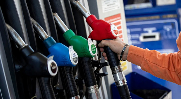 Ancora in rialzo prezzi della benzina, self a 1,822 euro. Il gasolio si avvicina a 1,73 euro