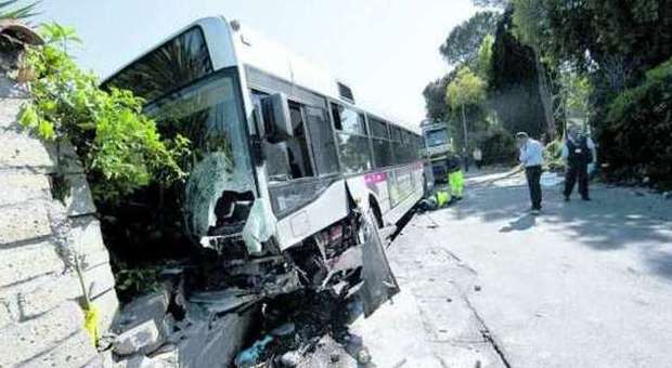 Schianto tra bus e auto a Casalotti Muore il conducente della macchina ​Sette feriti tra cui due bambini