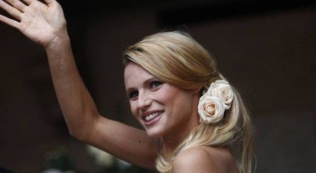 Michelle Hunziker, sposa bellissima: ma sul braccio spunta una cicatrice misteriosa